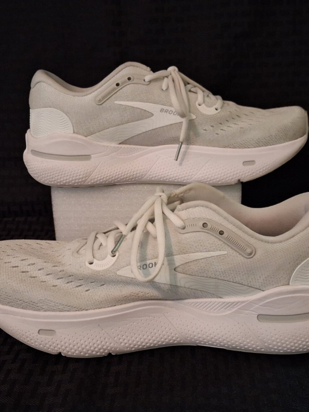 Brooks Ghost Max White Oyster Metallic Silver Running Sneakers Womens Size 11 B